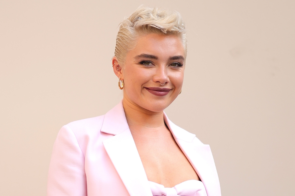 Florence Pugh no desfile da coleção de primavera-verão 2024 da Valentino na semana de moda de Paris