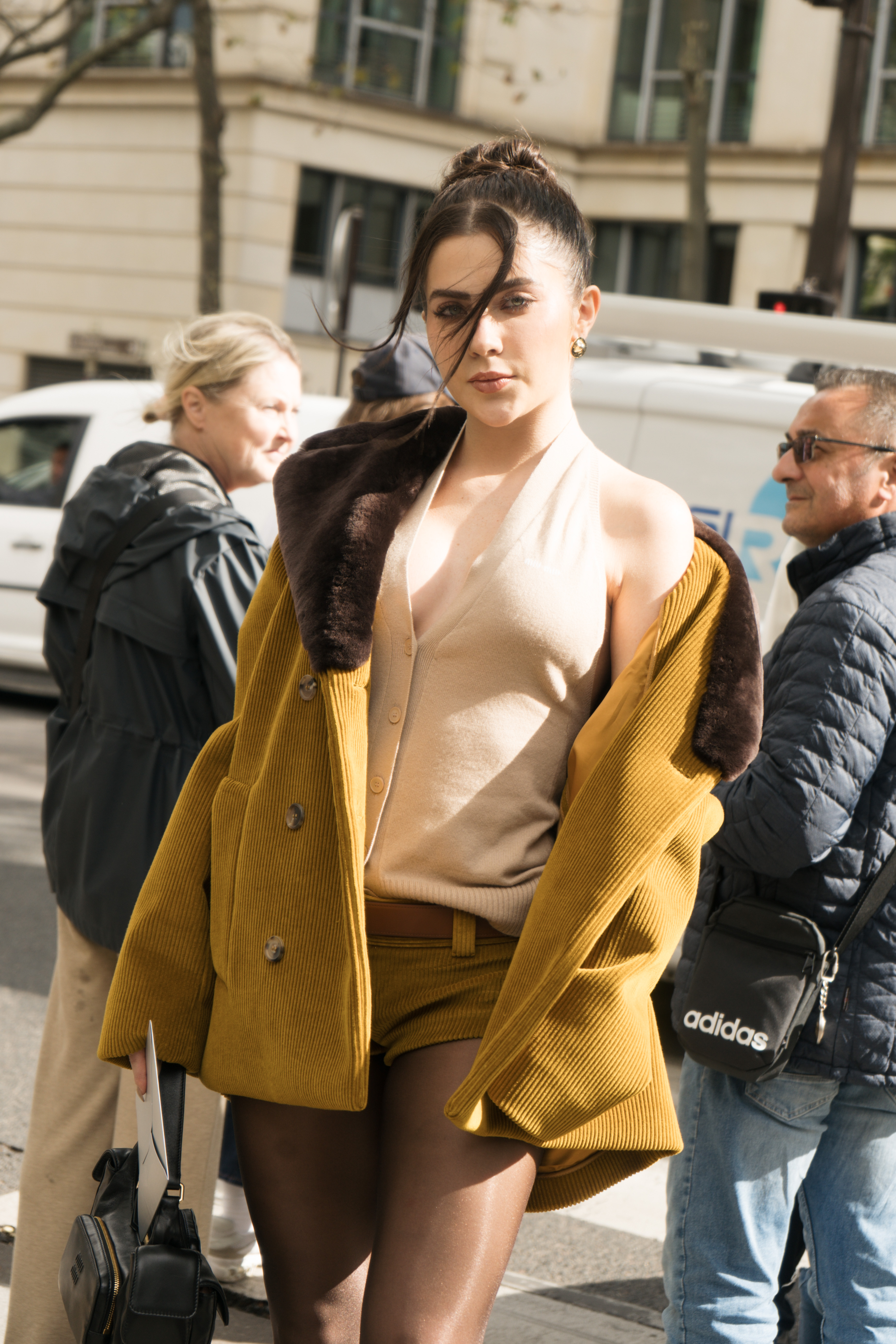 jade-picon-miu-miu-semana-moda-paris-anna-muradas Jade Picon no desfile de primavera-verão 2024 da Miu Miu na semana de moda de Paris