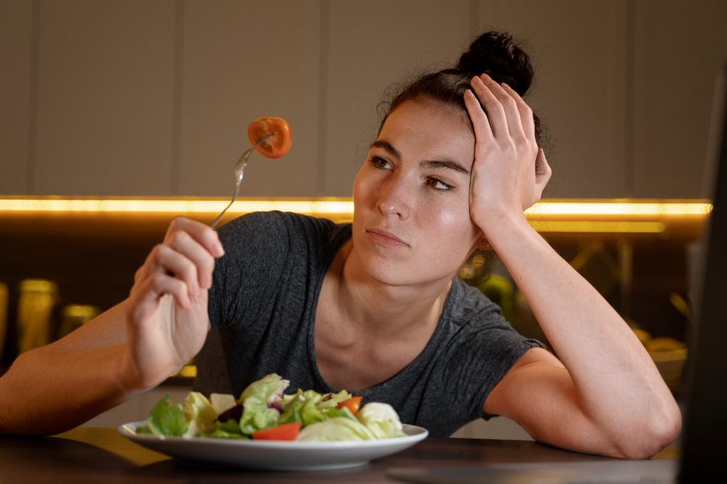 mulher-tentando-se-alimentar-de-forma-saudavel-em-casa