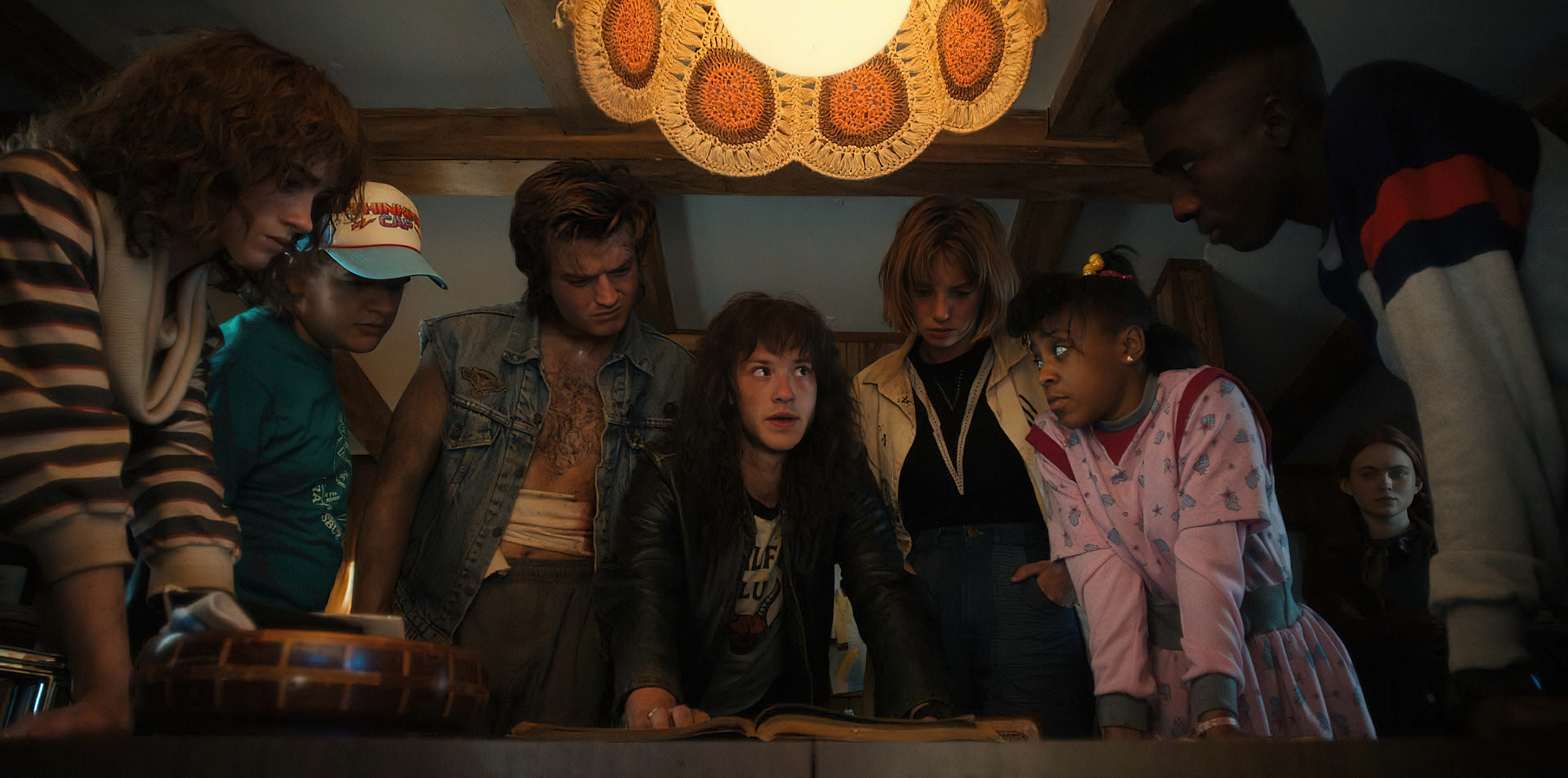 Cena da 4ª temporada de Stranger Things com Nancy Wheeler (Natalia Dyer), Dustin Henderson (Gaten Matarazzo), Steve Harrington (Joe Keery), Eddie Munson (Joseph Quinn), Robin Buckley (Maya Hawke), Erica Sinclair (Priah Ferguson), Max Mayfield (Sadie Sink) e Lucas Sinclair (Caleb McLaughlin)