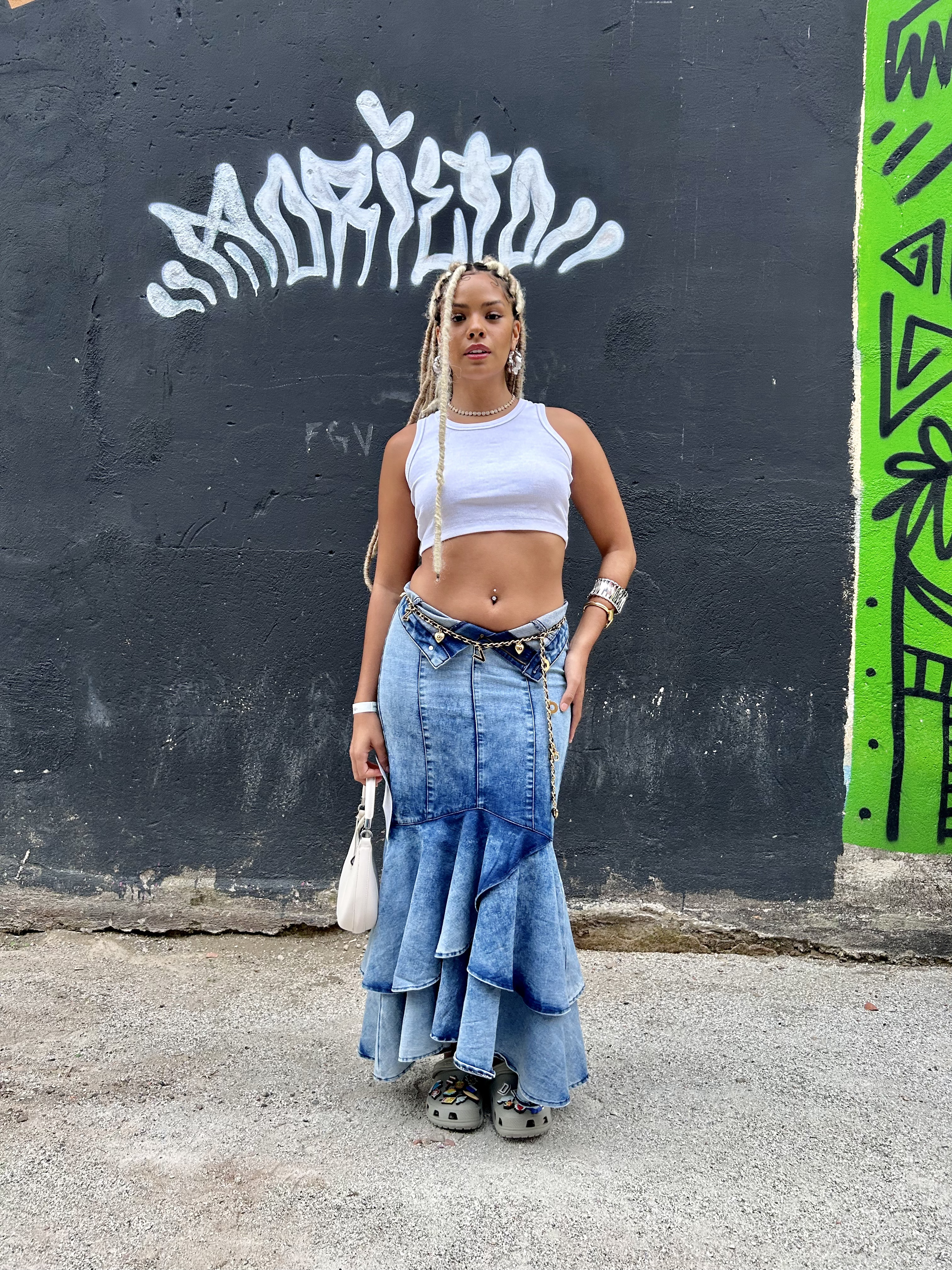 FullSizeRender-_5_ MULHER COM SAIA LONGA JEANS