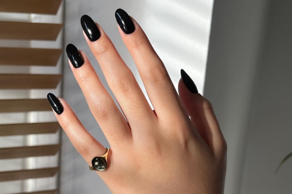 Unhas com esmalte preto