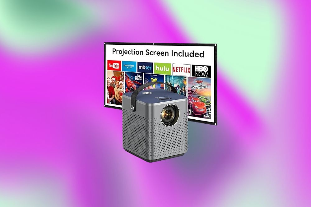 Em um fundo roxo e verde, o projeto é em formato de cubo, cinza escuro. Atrás dele está uma propaganda com plataformas de streaming.