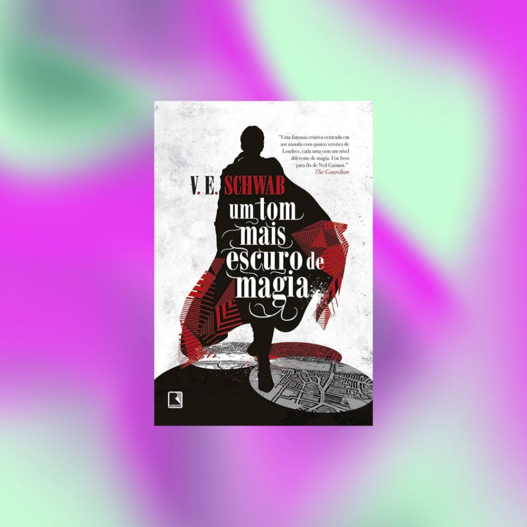 Capa do livro Um Tom Mais Escuro de Magia com silhueta do personagem em preto coberto por um manto em vermelho em um fundo branco com desenhos em preto no chão; o fundo é uma textura de formas abstratas nas cores verde e lilás