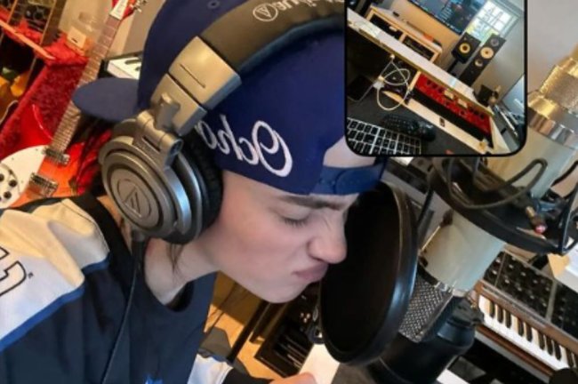 Billie Eilish gravando no estúdio