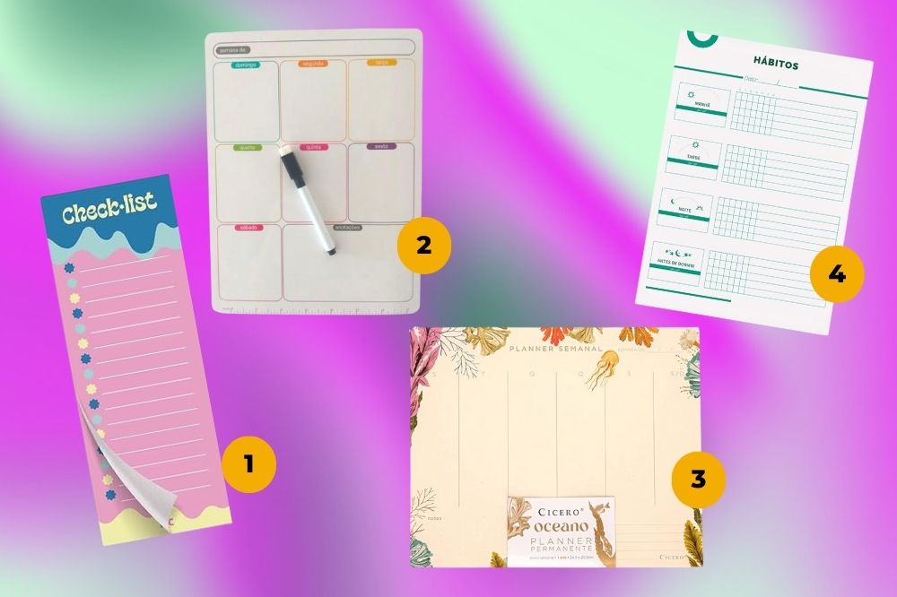 15 itens de papelaria que vão te ajudar a se organizar melhor em 2024 Imagem de quatro blocos de anotações, um roxo, dois brancos e um bege claro, em um fundo roxo e verde