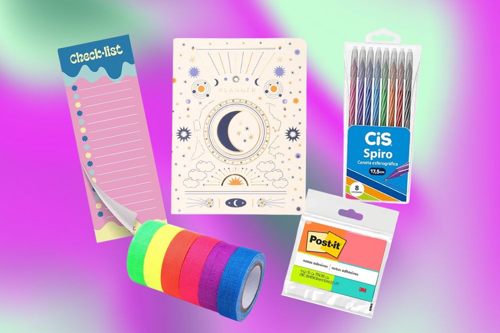 Imagem de um caderno bege claro, um bloco de notas roxo, um conjunto de fitas coloridas, um pacote de post-it colorido e um kit de canetas coloridas em um fundo roxo e verde