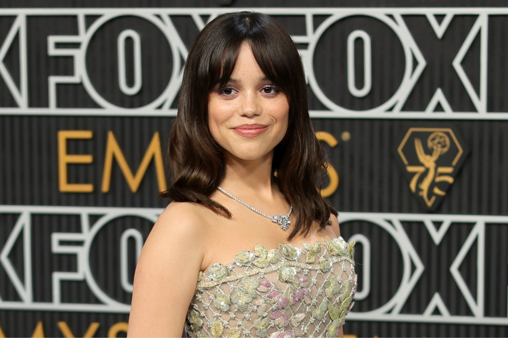 Jenna Ortega usando vestido floral da Dior no Emmy Awards 2023