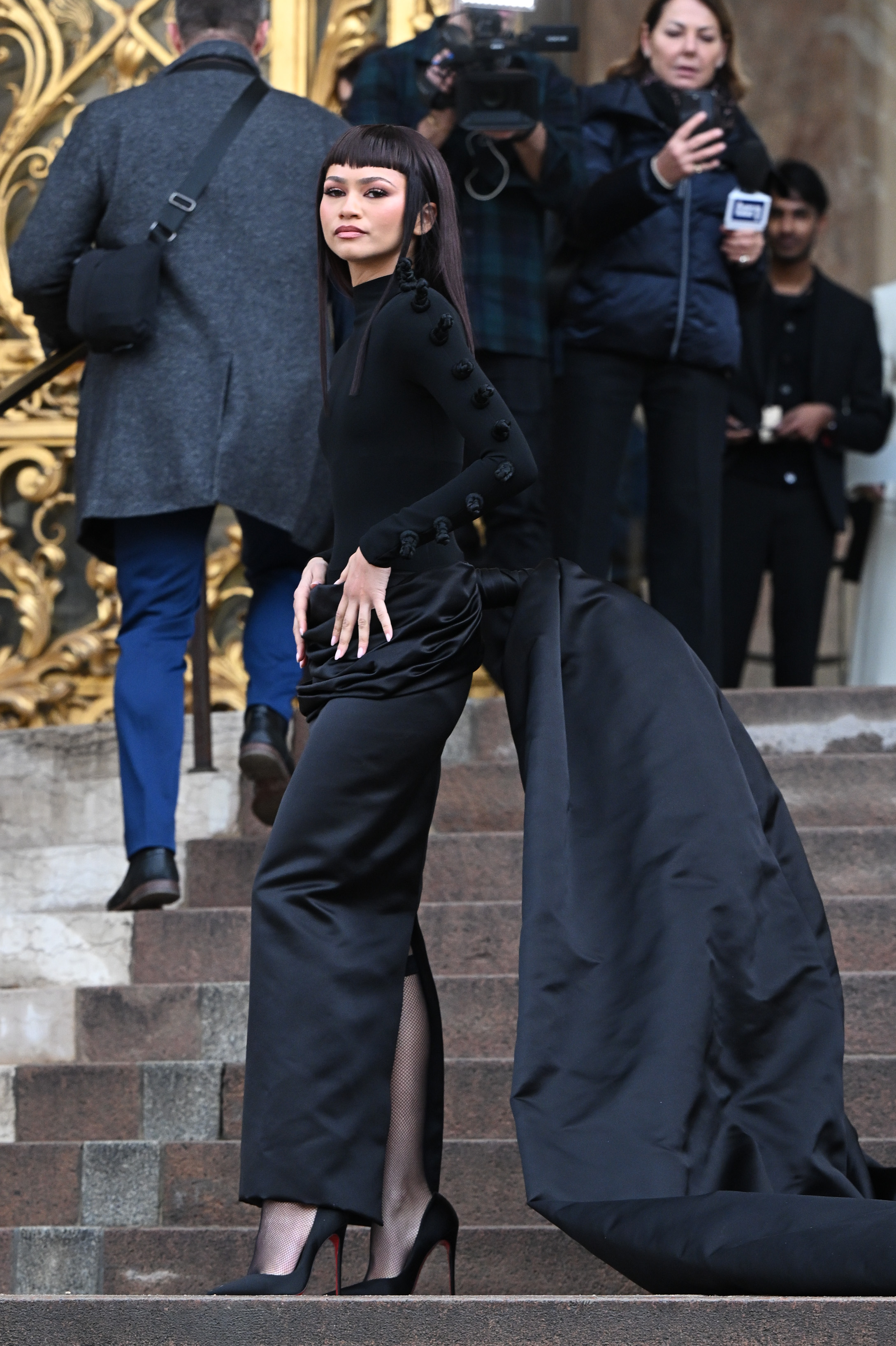 Schiaparelli : Outside Arrivals – Paris Fashion Week – Haute Couture Spring/Summer 2024 Zendaya no desfile da Schiaparelli na temporada de primavera-verão 2024 da semana de alta-costura de Paris