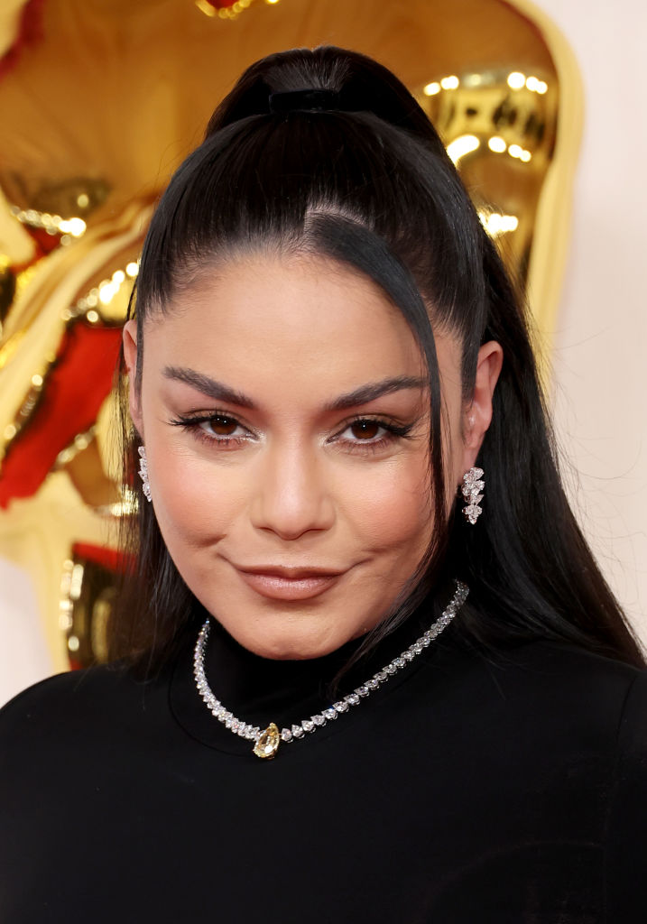 Vanessa Hudgens no tapete vermelho da 96ª edição anual do Oscar, em 2024 Vanessa Hudgens no tapete vermelho da 96ª edição anual do Oscar, em 2024