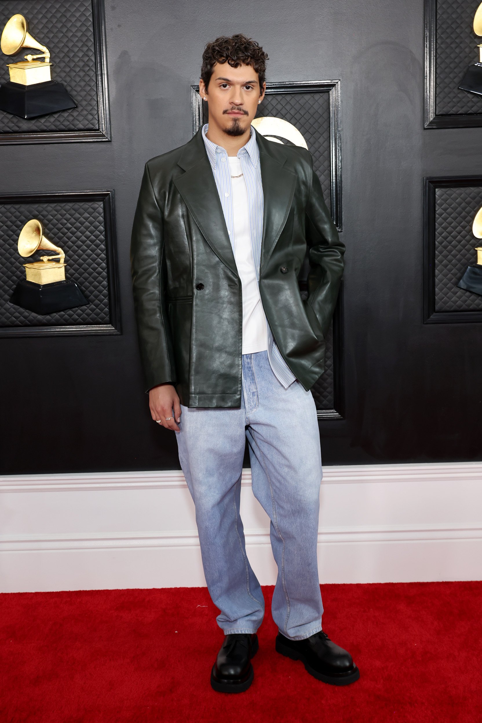 65th GRAMMY Awards – Arrivals Omar Apollo no Grammy de 2023