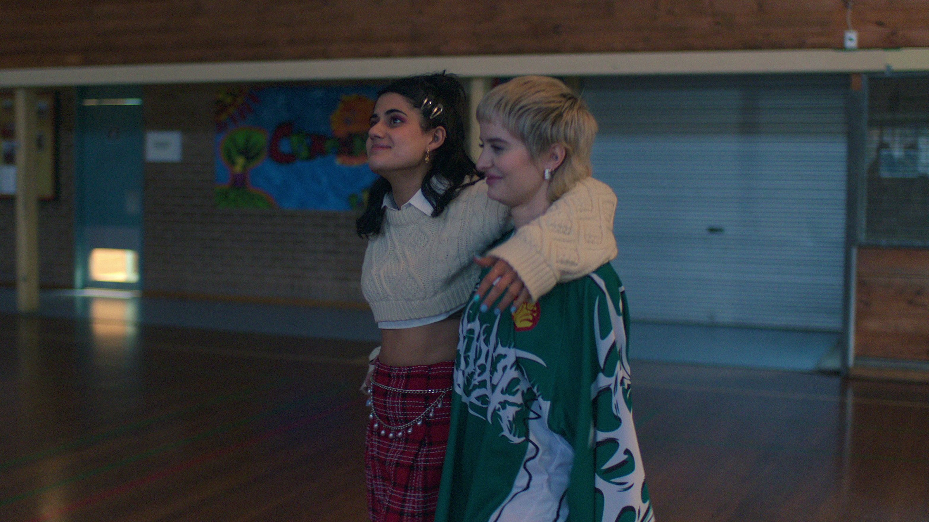 Heartbreak_High_(Remake)_n_S2__00_15_21_12 Ayesha Madon como Amerie e Asher Yasbincek como Harper na 2ª temporada de Heartbreak High