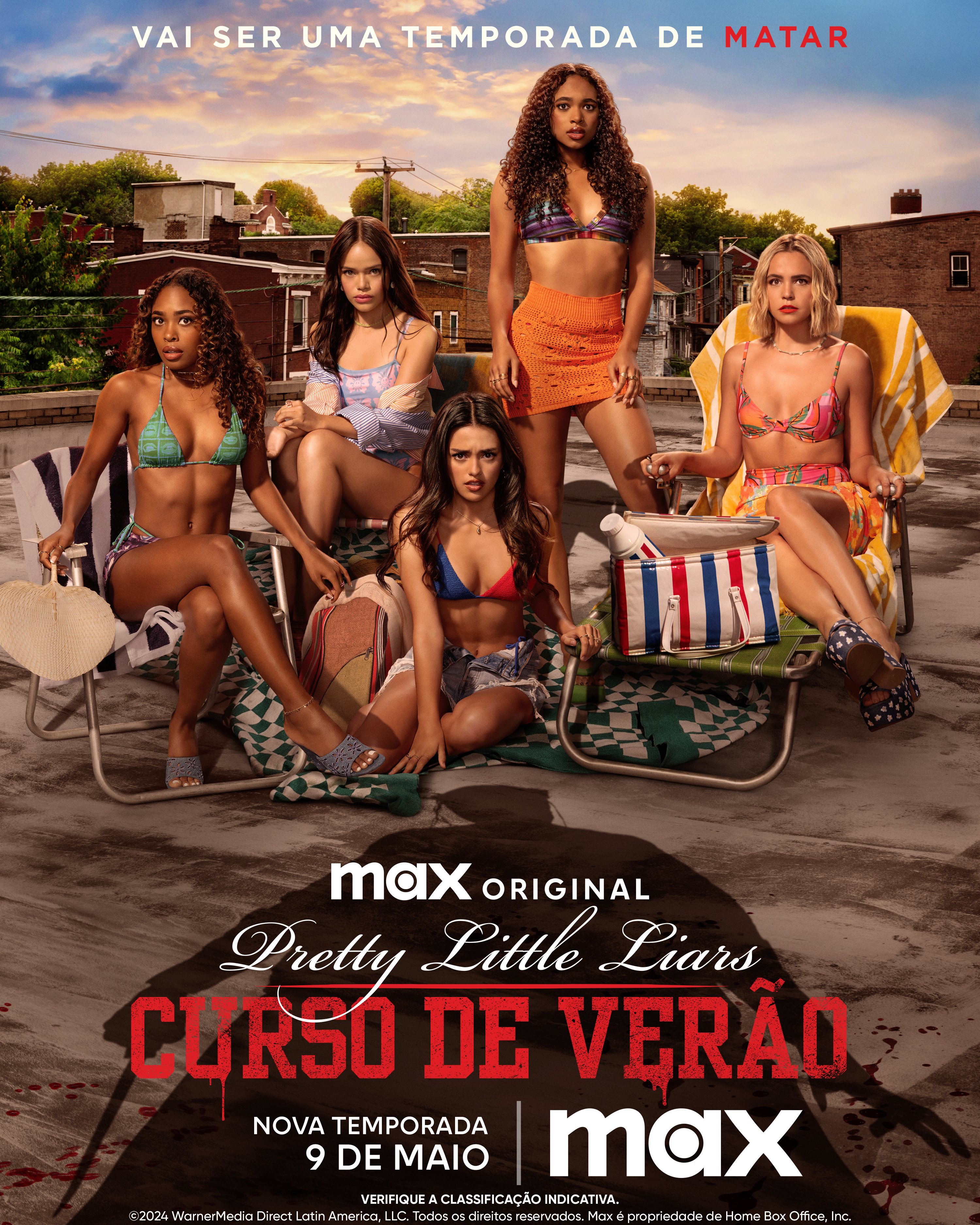 KA_Pretty Little Liars_Summer School_4x5_BRA Pôster Pretty Little Liars: Summer School; as protagonistas estão posando para foto com expressões assustadas; elas usam roupas de praia; o título da serie e mais informações da temporada e da plataforma MAX estão escritos na imagem