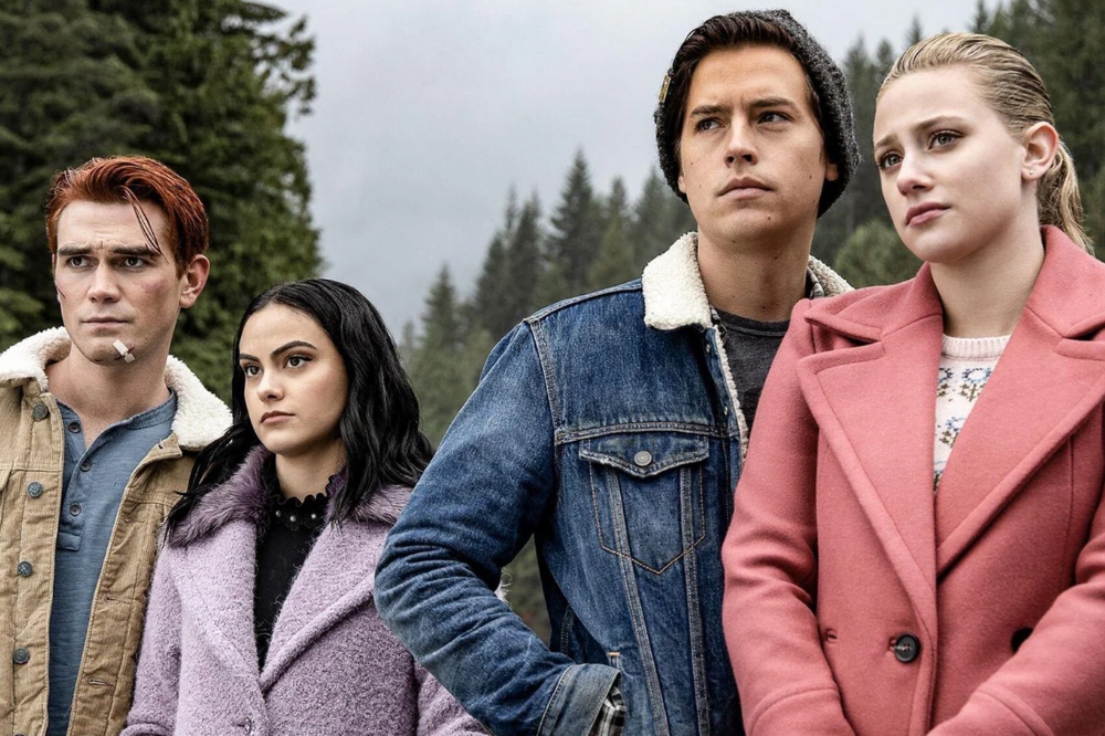 Archie (KJ Apa), Veronica (Camila Mendes), Jughead (Cole Sprouse) e Betty (Lili Reinhart), em Riverdale