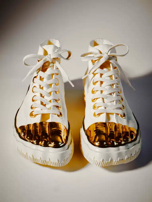 Tênis 'Gold Toe Trainers' da Schiaparelli