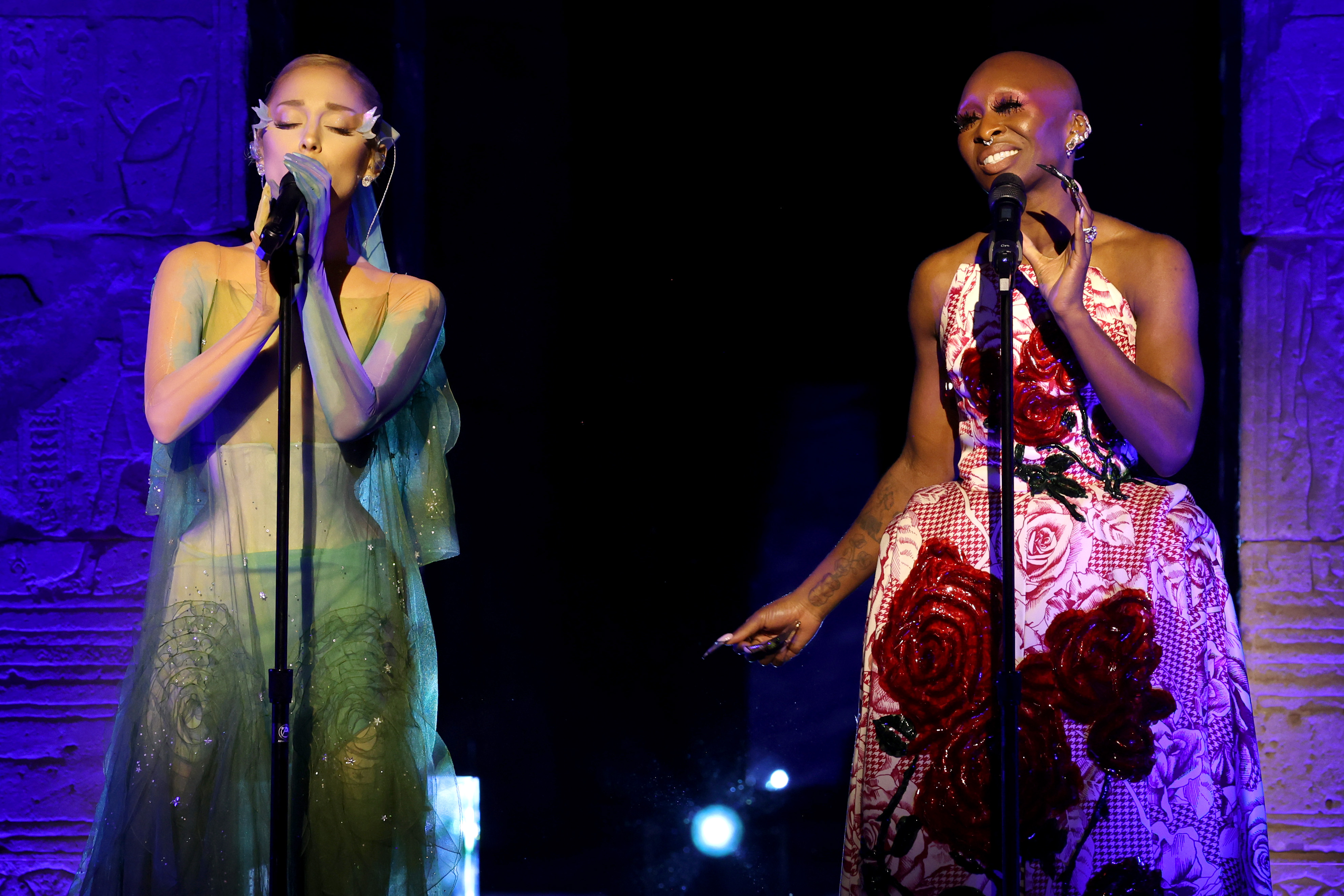 Ariana Grande traz look etéreo em performance no Met com Cynthia Erivo Imagem de Ariana Grande e Cynthia Erivo no Met.