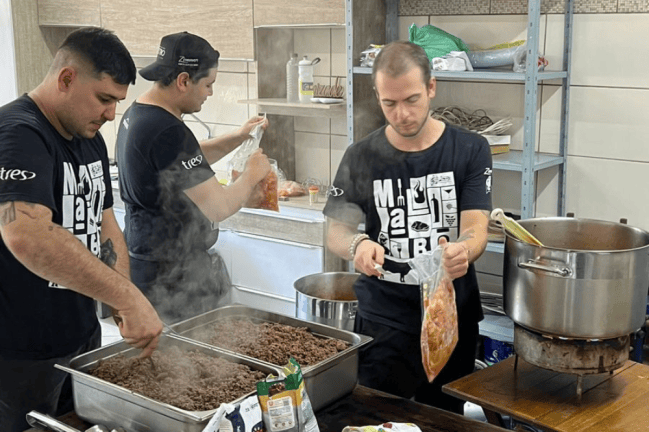 Grupo de voluntários de restaurante de Gramado se unem para produzir marmitas no RS