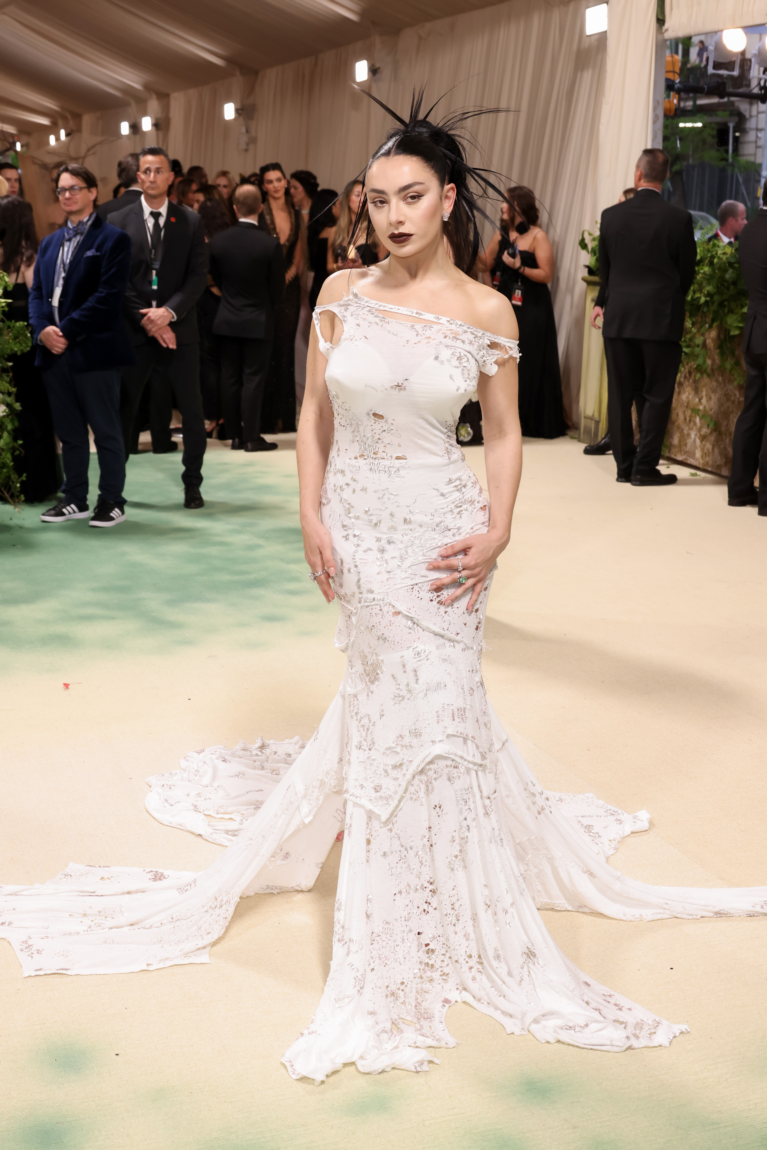 The 2024 Met Gala Celebrating “Sleeping Beauties: Reawakening Fashion” – Arrivals Charli xcx no Met Gala 2024