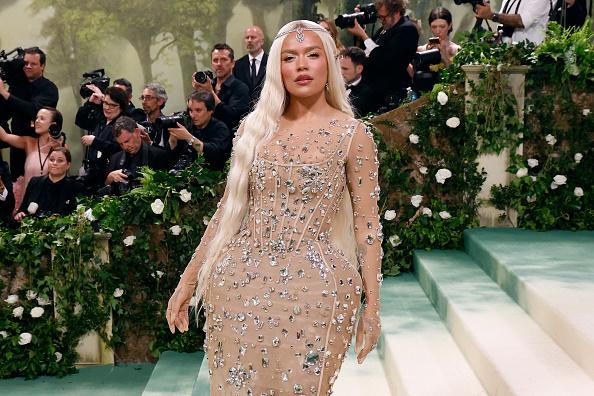 Mulher de cabelo branco usando vestido de fada