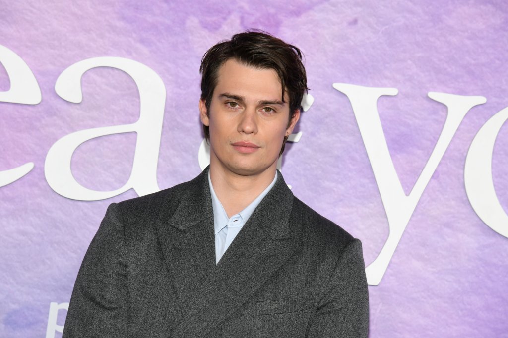 Nicholas Galitzine posando para foto com expressão neutra na première de A Ideia de Você