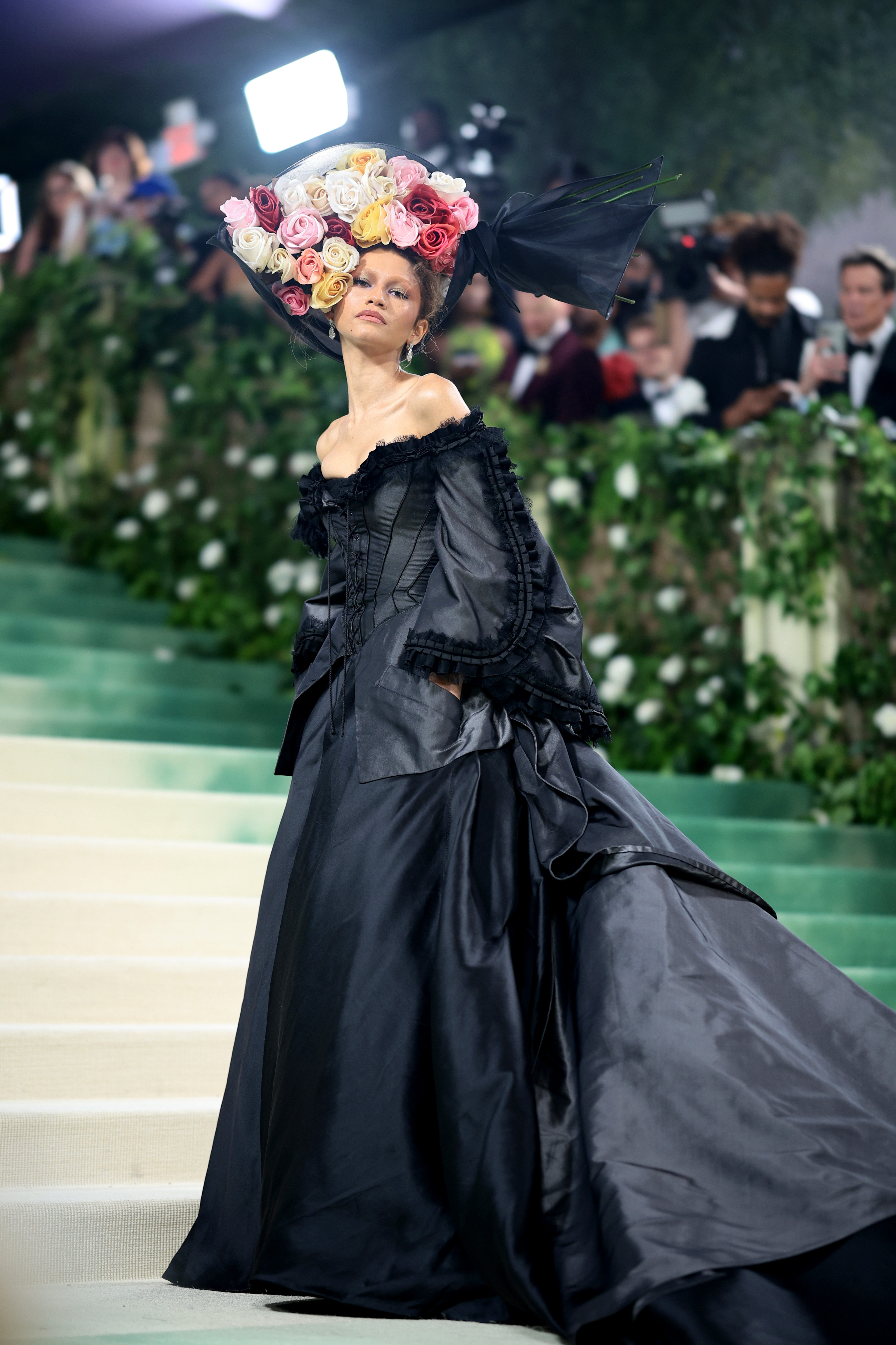 zendaya met gala 2024 Zendaya posando para foto com vestido vintage preto e acessório para cabeça com aplicação de flores