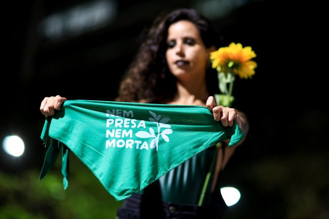 Uma ativista pelo direito ao aborto segura um lenço durante uma manifestação a favor da descriminalização do aborto no Dia Internacional do Aborto Seguro, em 28 de setembro de 2023, no Rio de Janeiro