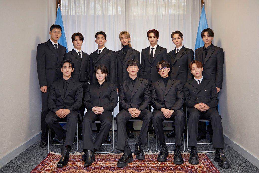 Foto do grupo de k-pop SEVENTEEN na Unesco.
