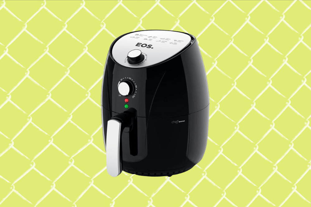 Receitas muito práticas para fazer na air fryer Imagem de uma air fryer preta com a parte de cima e o puxador cinza, em um fundo amarelo.