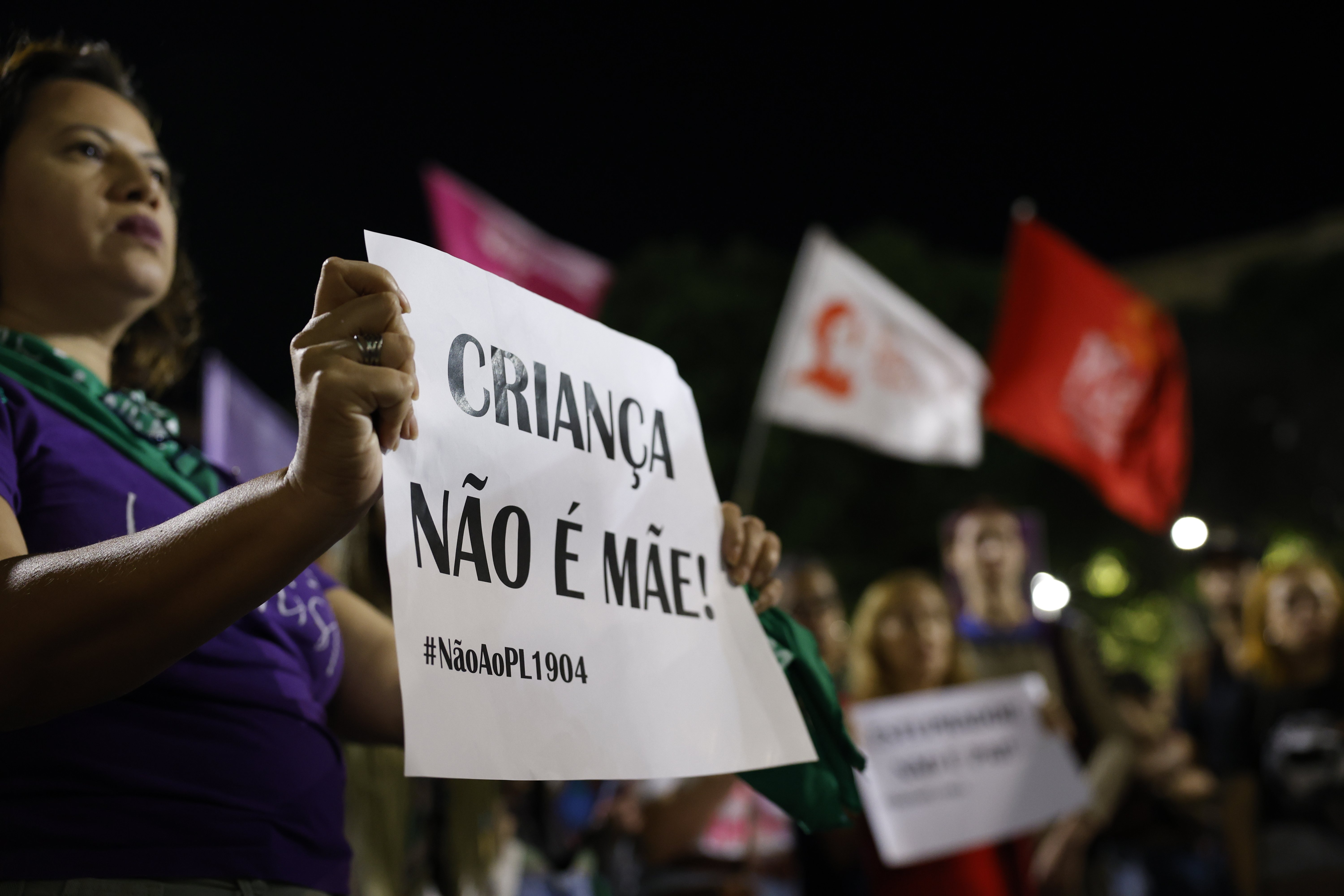 Mulheres protestam contra o PL 1904/24 no Rio de Janeiro