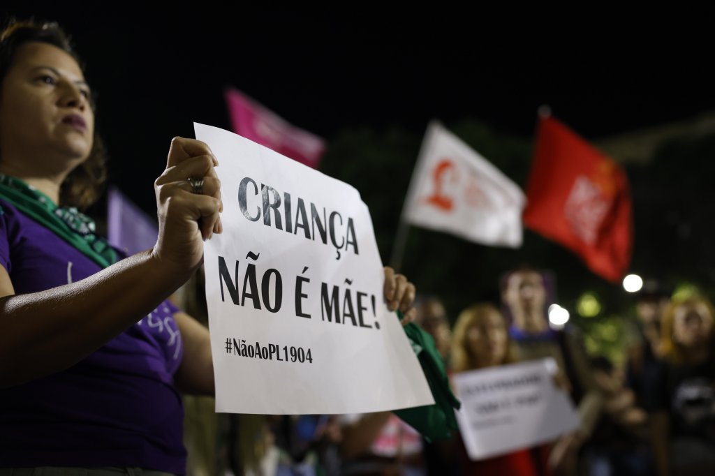 Mulheres protestam contra o PL 1904/24 no Rio de Janeiro