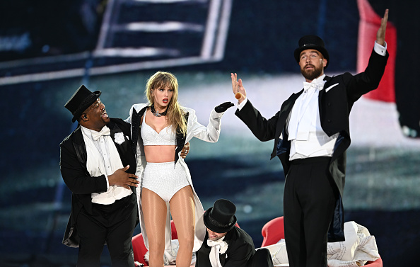 Taylor Swift recebe Travis Kelce no palco durante show em Londres Taylor Swift e seu namorado, Travis Kelce se apresentando com roupas preto e brancas.