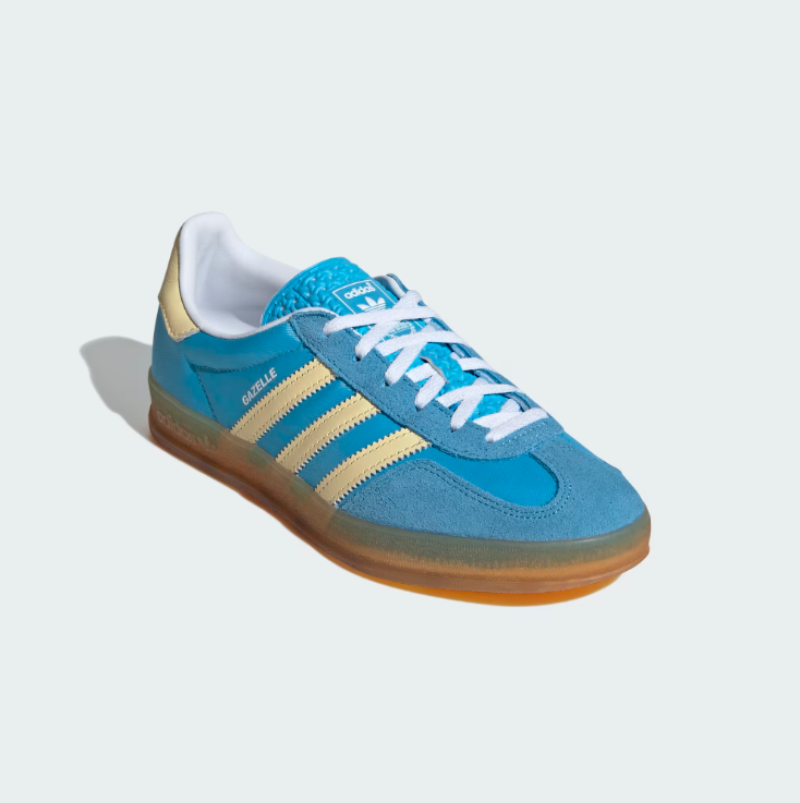 Tênis Gazelle Indoor azul da Adidas que Maisa Silva já usou