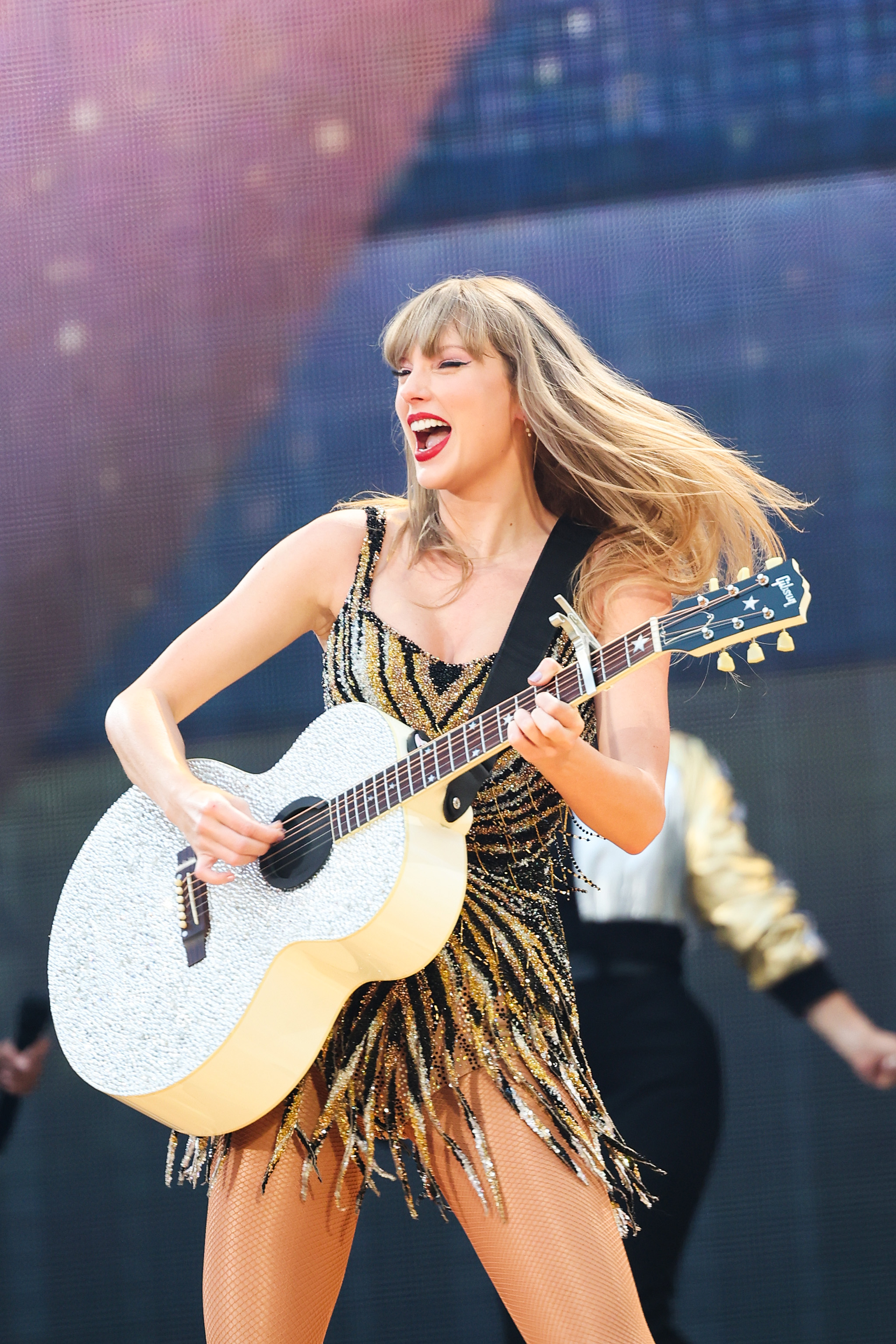 Taylor Swift usa novo vestido da Roberto Cavalli na The Eras Tour