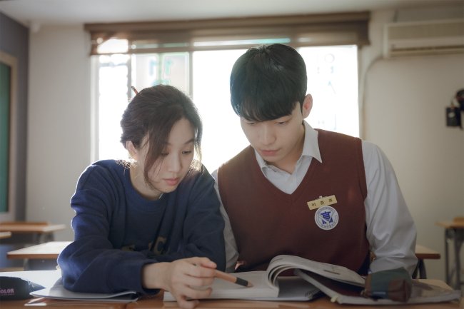O-Romance-da-Meia-noite-em-Hagwon-foto1-Capricho Os atores Jung Ryeo Won e Wi Ha Joon em O Romance da Meia-noite em Hagwon.
