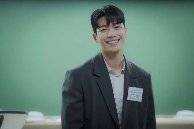 O-Romance-da-Meia-noite-em-Hagwon-foto3-Capricho Wi Ha Joon no papel de professor.