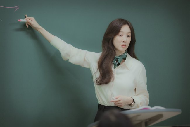 O-Romance-da-Meia-noite-em-Hagwon-foto4-Capricho Jung Ryeo Won em cena.