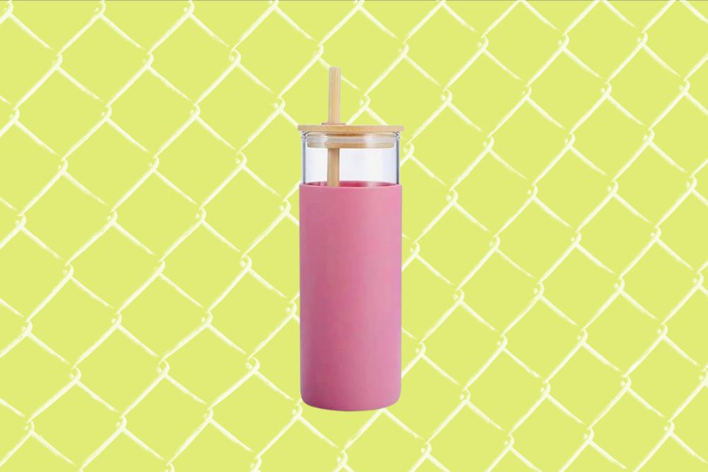Como lavar sua garrafa de água Imagem de uma garrafa de água transparente com silicone rosa, e canudo e tampa de madeira, em um fundo amarelo e branco.