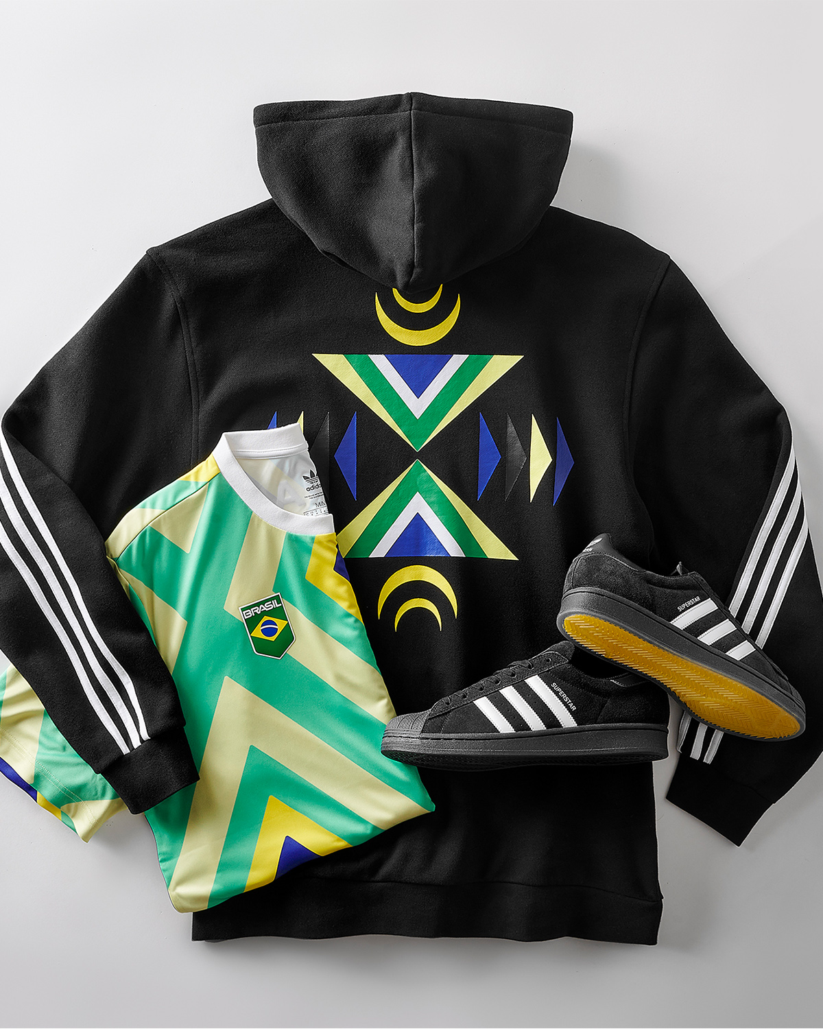 Uniforme dos skatistas brasileiros nas Olimpíadas de Paris 2024 criado pela Adidas e pela artista visual Criola