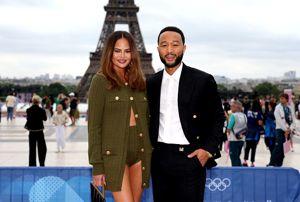 John Legend e Chrissy Teigen na cerimônia de abertura dos Jogos Olímpicos de Paris 2024