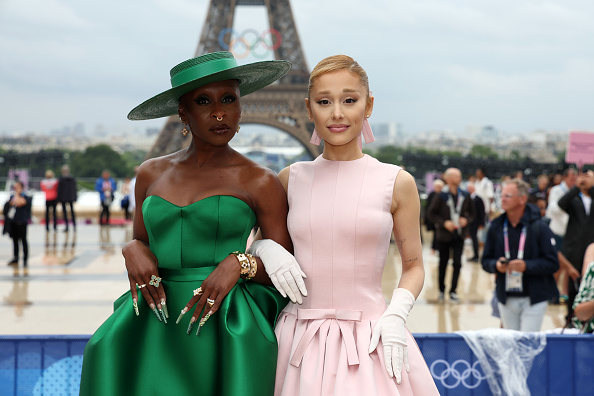 Cynthia Erivo e Ariana Grande no tapete vermelho da cerimônia de abertura dos Jogos Olímpicos de Paris 2024