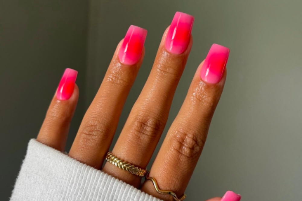 Unhas decoradas com esmalte rosa