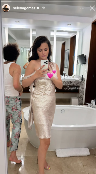 Story de Selena Gomez tampando o dedo anelar com um emoji Story de Selena Gomez tampando o dedo anelar com um emoji