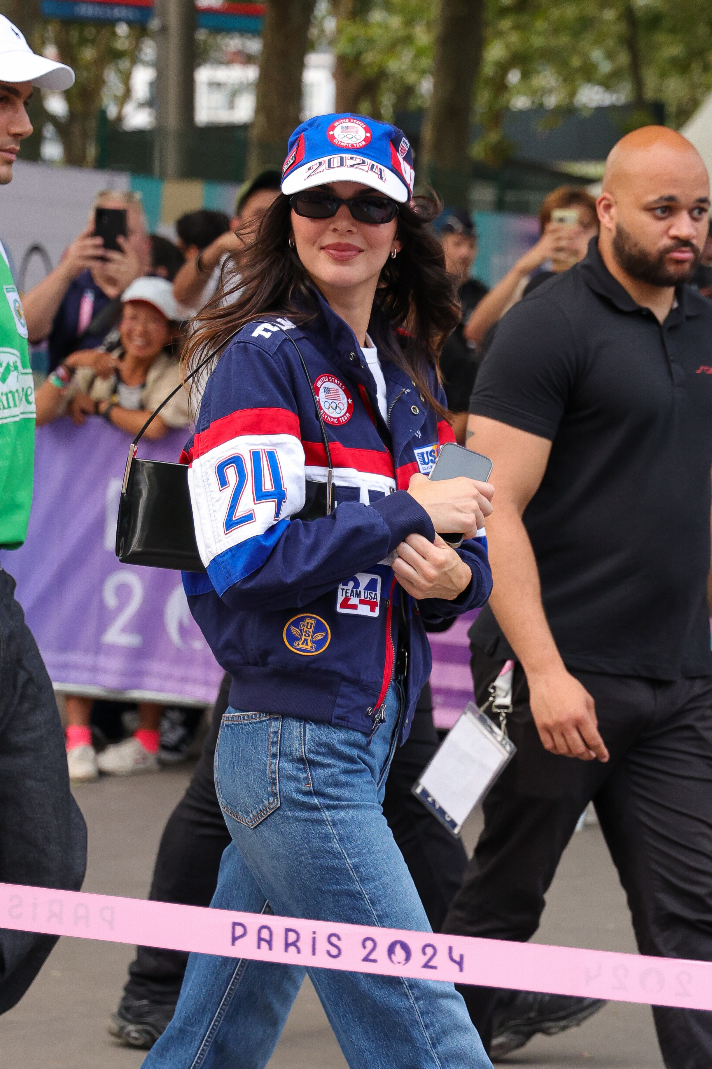 Celebrity Sightings In Paris – August 1, 2024 Kendall Jenner em um restaurante em Paris