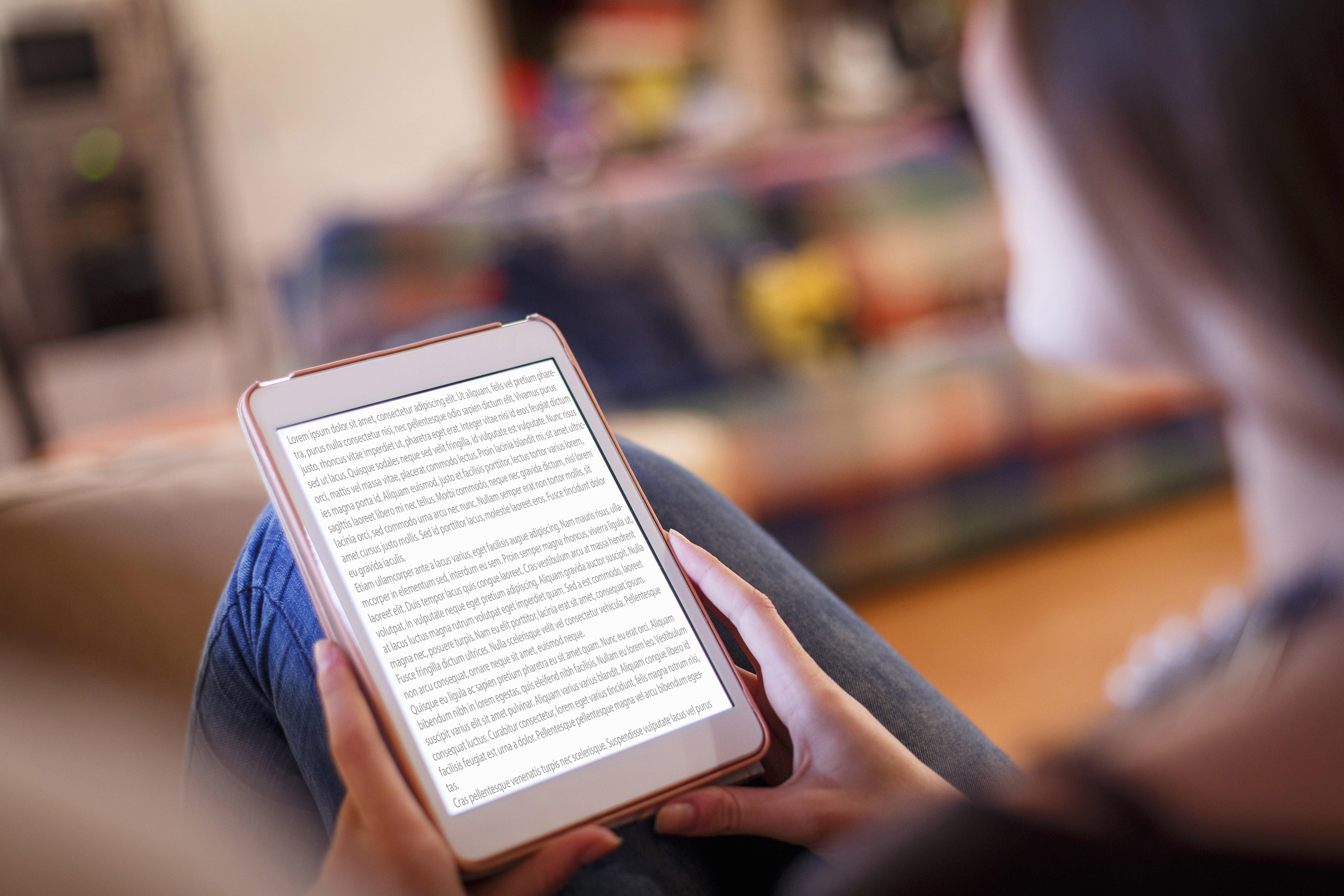 Mulher lendo um texto em um Kindle.