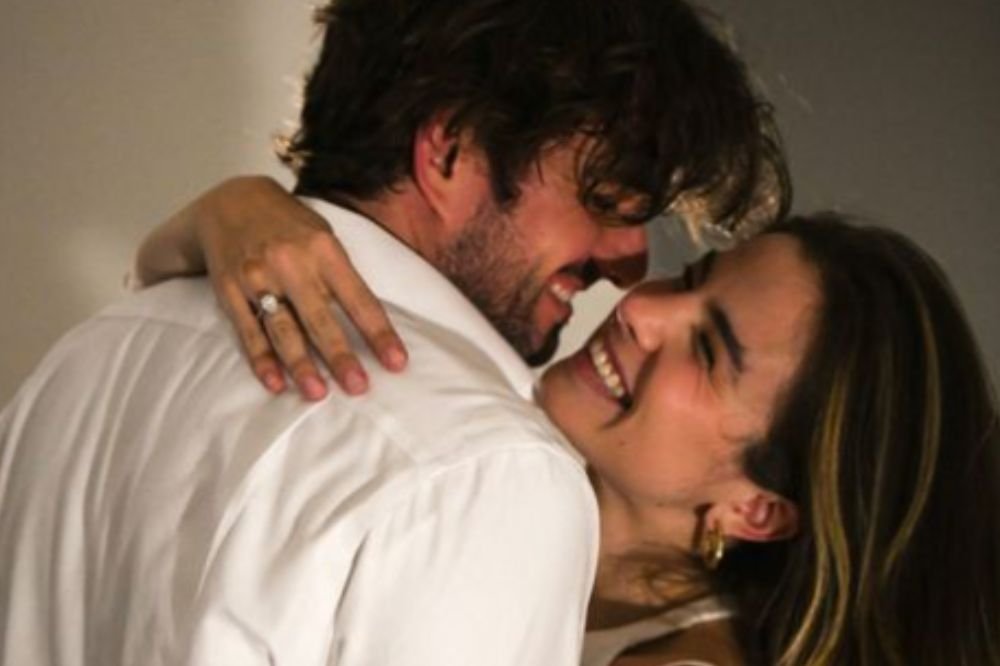 Giulia Be e Conor Kennedy abraçados e sorrindo