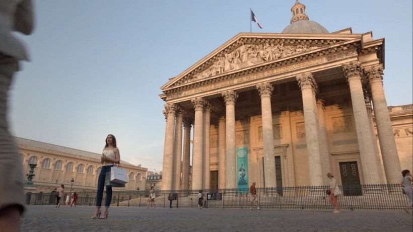 Cena de Emily em Paris, com Emily na frente do Pantheon.