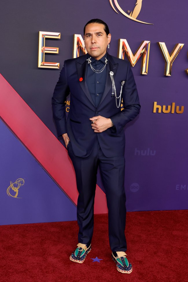 cessar fogo emmy awards Dallas Goldtooth comparece ao 76º Primetime Emmy Awards no Peacock Theater em 15 de setembro de 2024 em Los Angeles, Califórnia