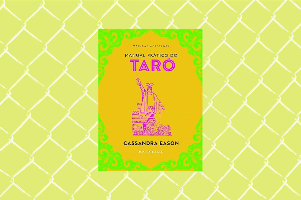 Imagem de um livro de tarot amarelo com detalhes verde neon e roxo em um fundo amarelo.