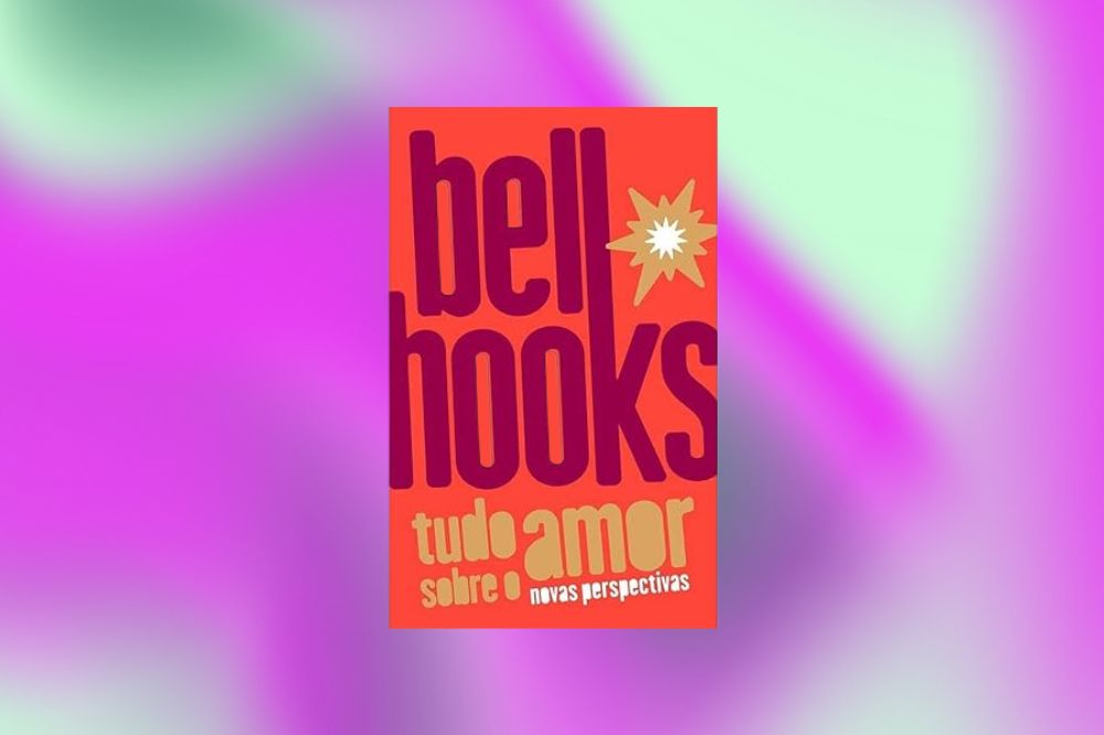 Imagem do livro Toda Forma de Amar, da Bell Hooks. Livro vermelho com escritos vinho e dourado.
