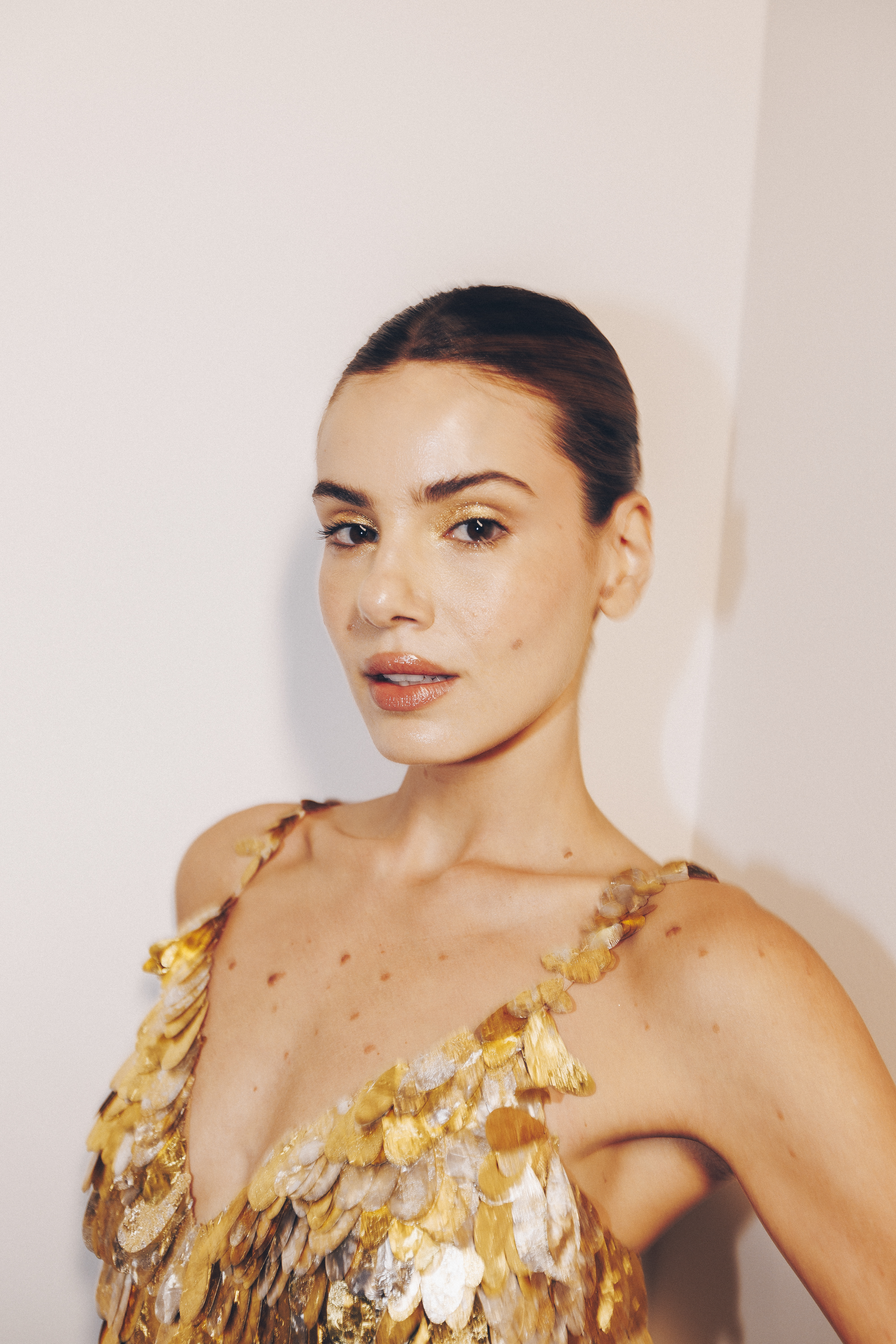 camila-queiroz-patbo-semana-moda-nova-york Camila Queiroz no desfile da coleção 'Ethereal' da PatBO na semana de moda de Nova York com maquiagem assinada por Eudora